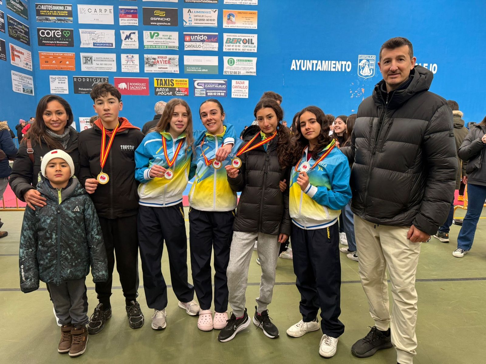 Los deportistas con las medallas obtenidas en la competición