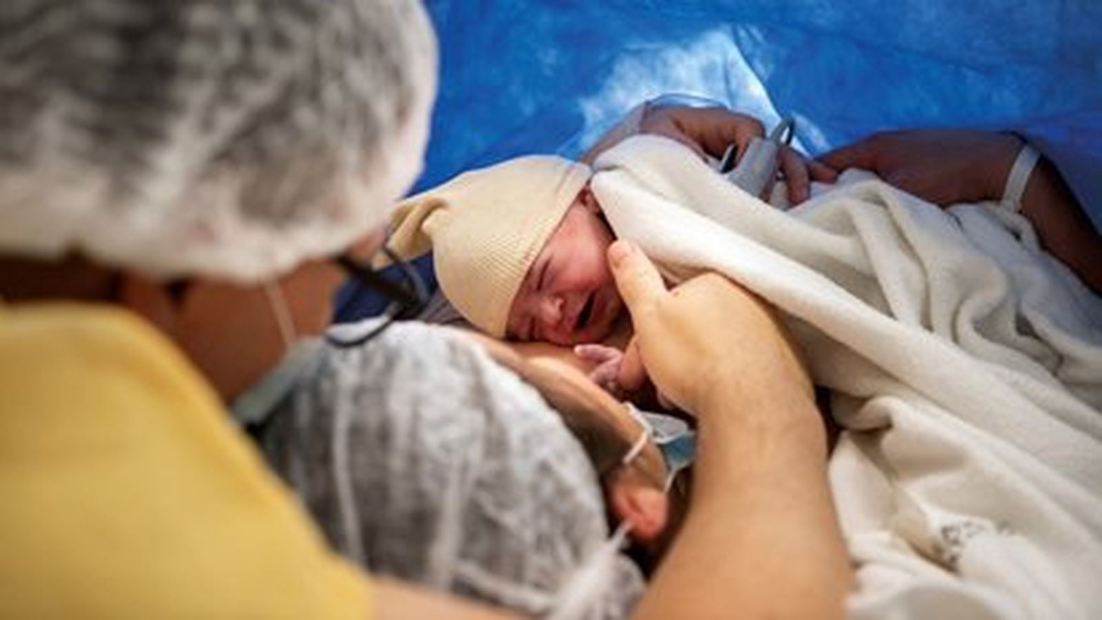 Una mujer con su bebé recién nacido