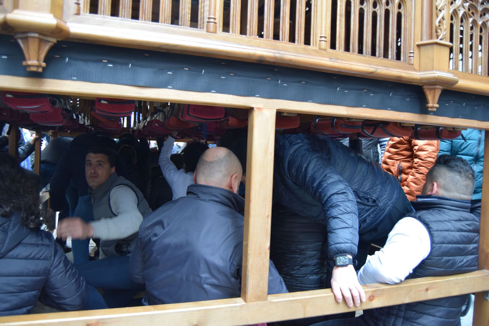 traslado-de-los-pasos-de-semana-santa-a-la-carpa-4