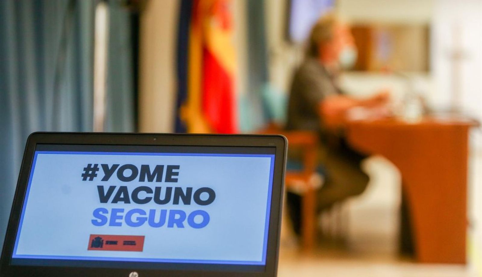 Una pantalla en la que se lee 'Yo me vacuno seguro', en una rueda de prensa para informar sobre la pandemia de COVID 19 en el Ministerio de Sanidad