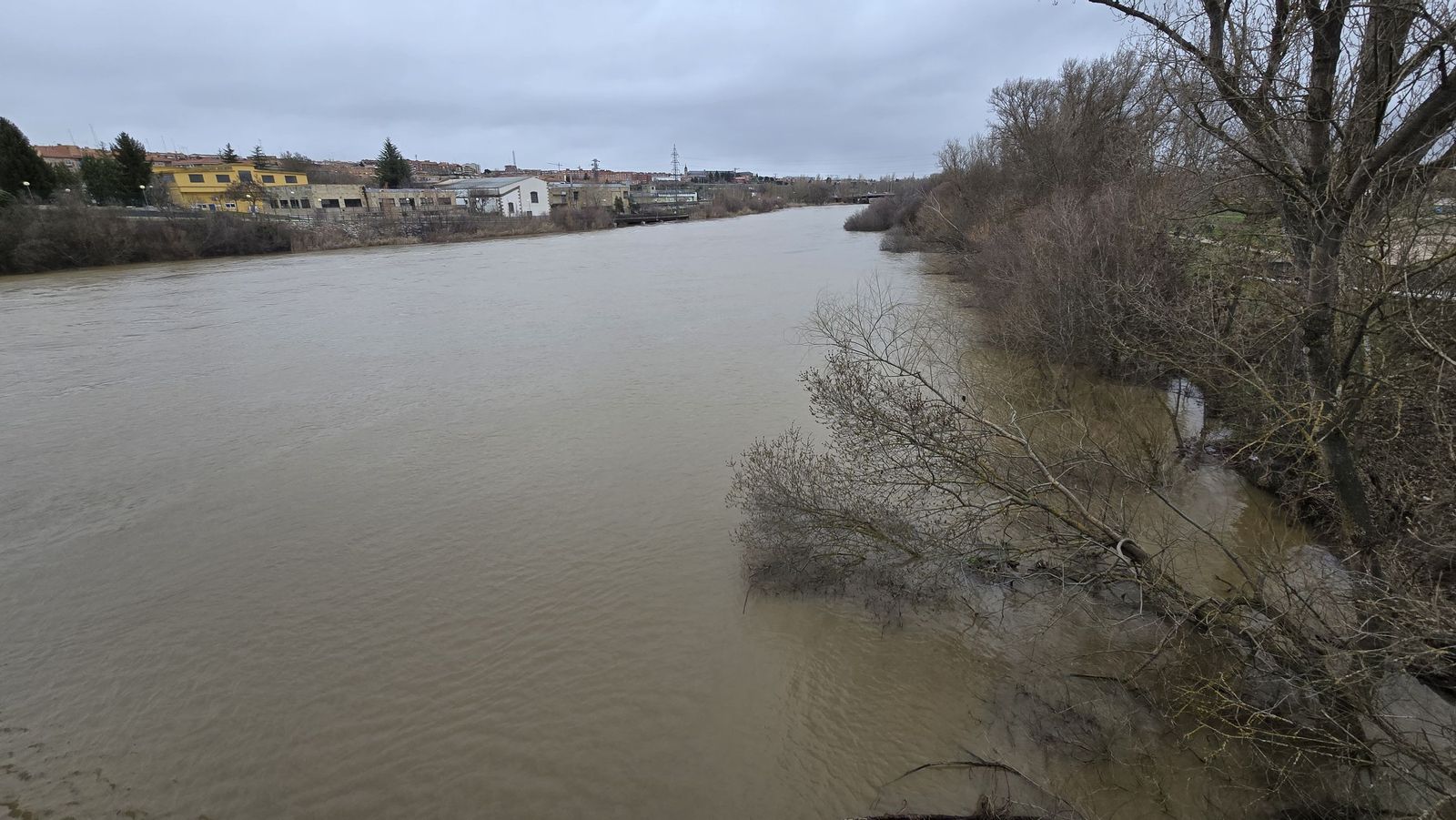 Crecida del rio Tormes a su paso por la Fontana
