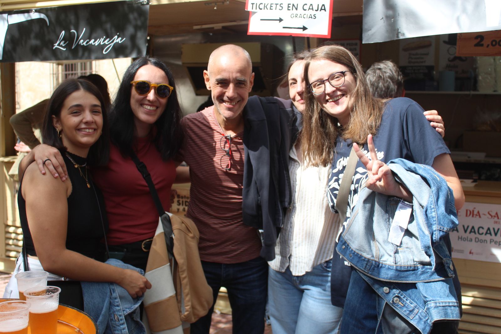 Ambiente en la Feria de Día en el mediodía de este domingo