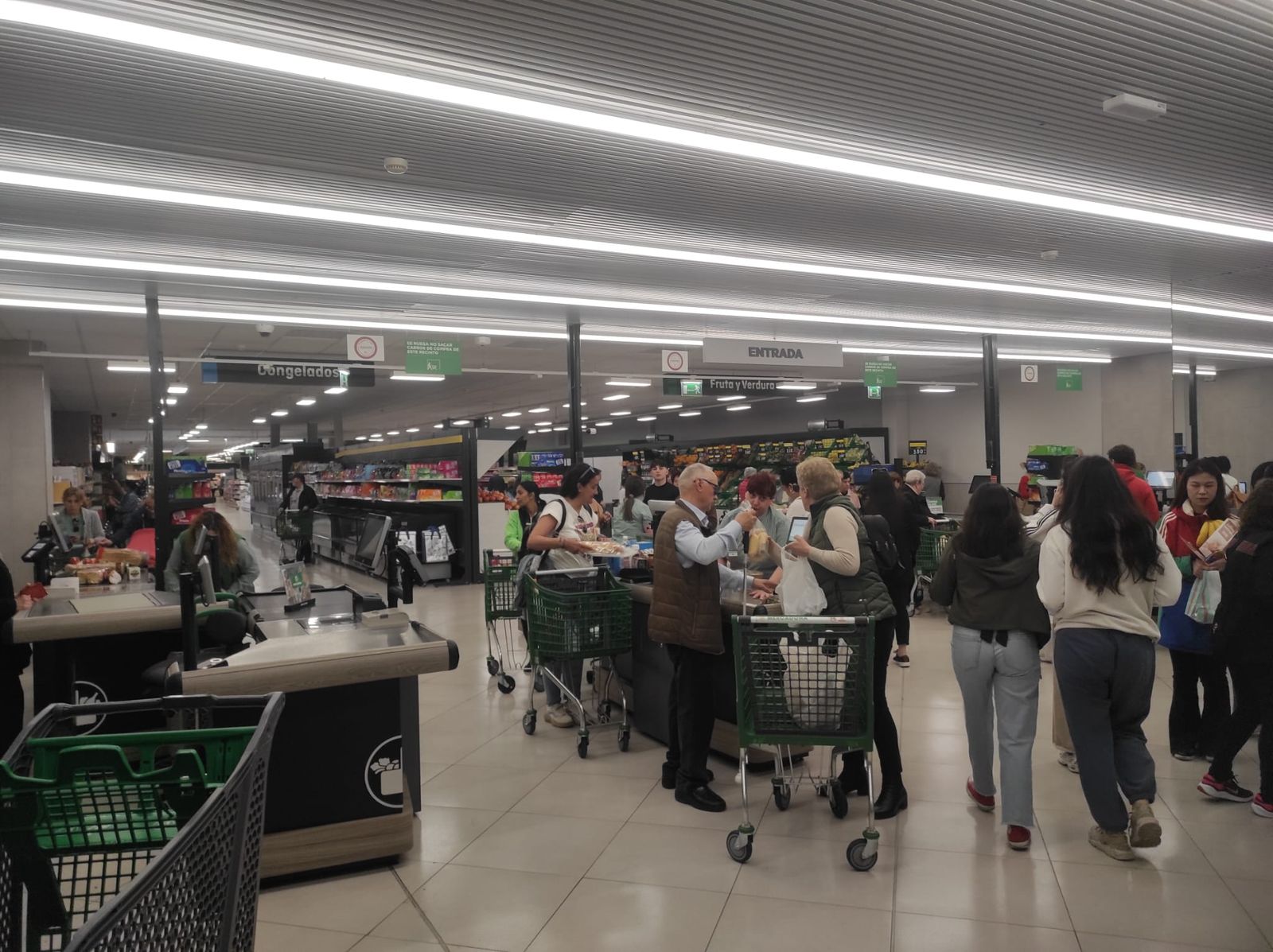 Largas colas en un supermercado en Zamora.