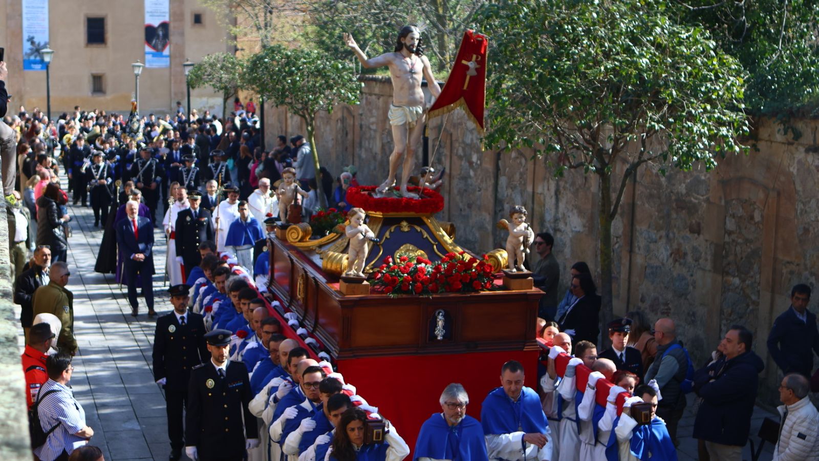 Procesión del encuentro de Nuestra Señora de la Alegría y Jesús Resucitado en el Domingo de Resurrección en Salamanca