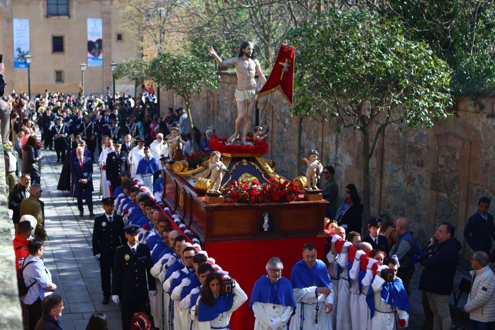 Procesión del encuentro de Nuestra Señora de la Alegría y Jesús Resucitado en el Domingo de Resurrección en Salamanca