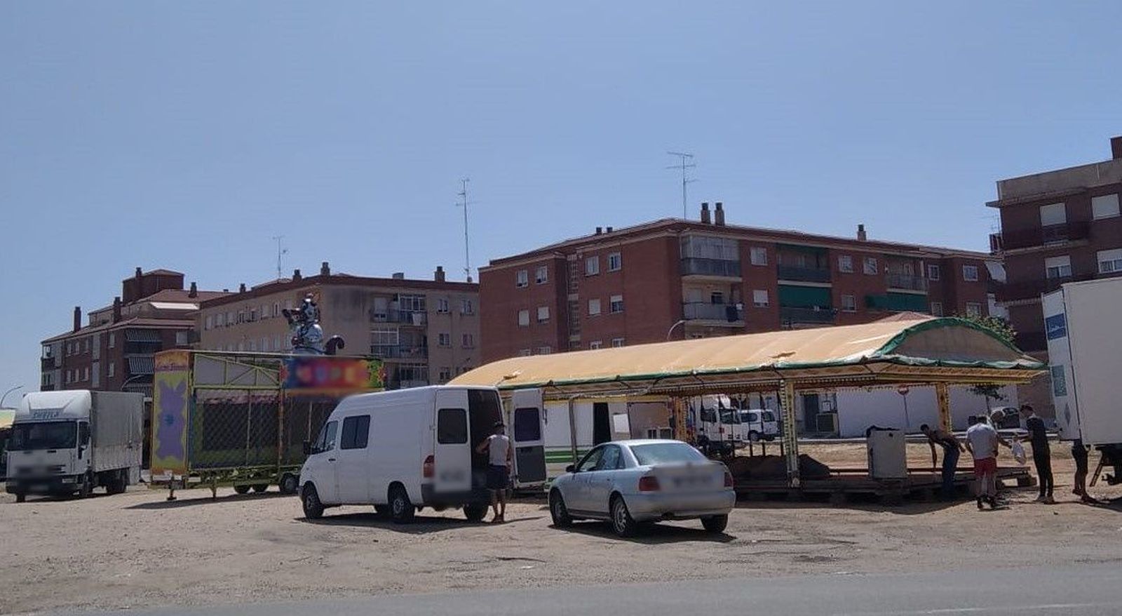 Instalación de carpas en la carretera de Naharros