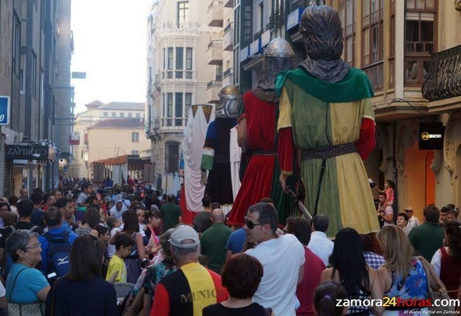 Capitonis Durii saca a la calle sus gigantes y cabezudos