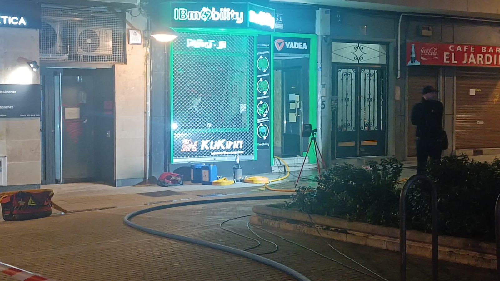 un-patinete-se-incendia-dentro-de-un-escaparate-en-el-paseo-de-carmelitas-12