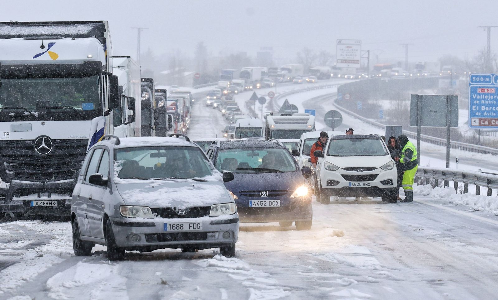 jose-vicente-ical-la-intensa-nevada-de-las-ultimas-horas-obliga-a-cerrar-al-trafico-la-autovia-de-la-ruta-de-la-plata-a-66-entre-sorihuela-y-vallejera-de-riofrio-salamanca-11