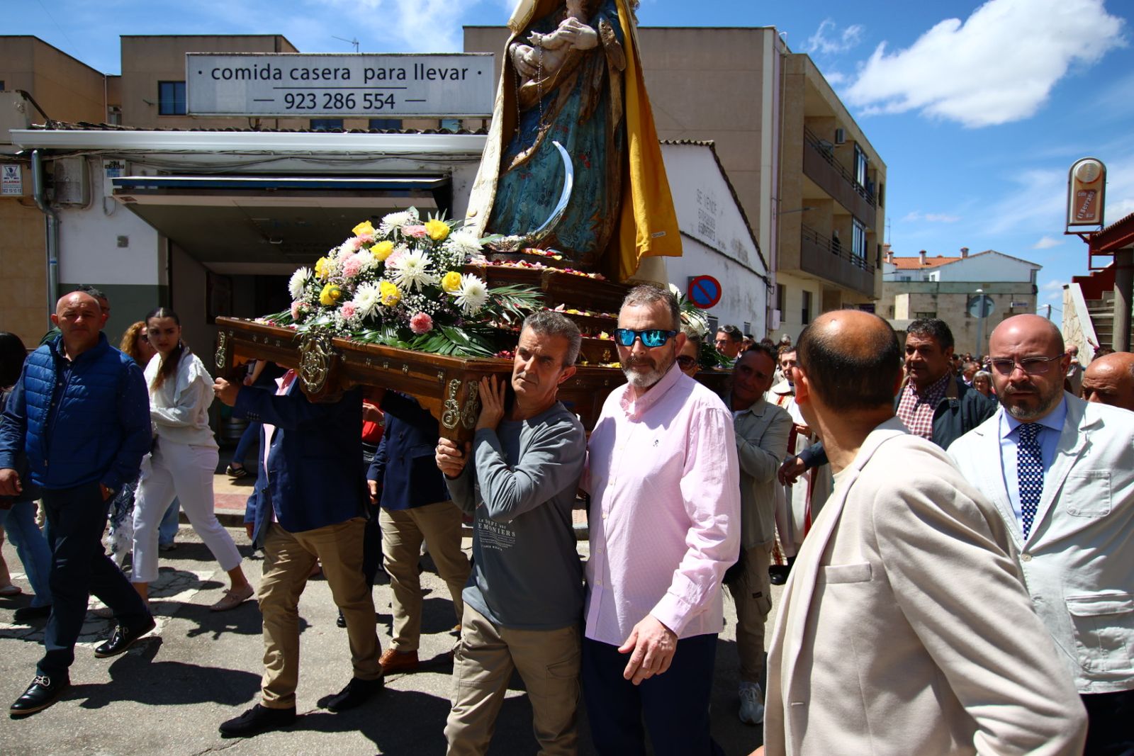 La devoción llena Villamayor en la salida procesional de Nuestra Señora de los Remedios