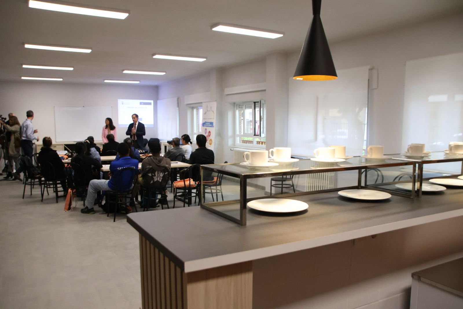 El alcalde de Salamanca, Carlos García Carbayo, visita la nueva acción formativa en hostelería del proyecto Laboris Helmántica