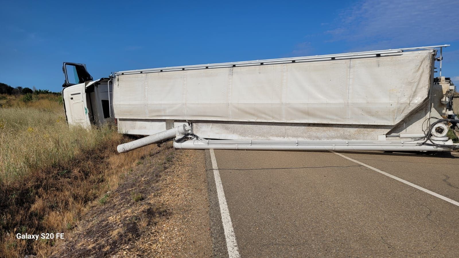 Camión de pienso volcado en la carretera entre Santa Croya y Melgar