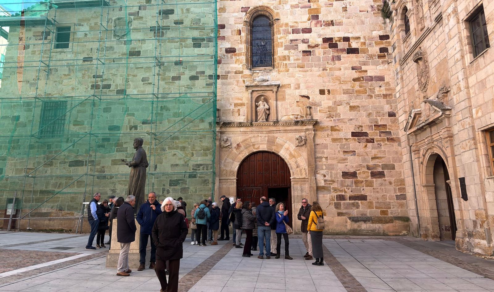 Imagen de un grupo de turistas en la plaza del Seminario