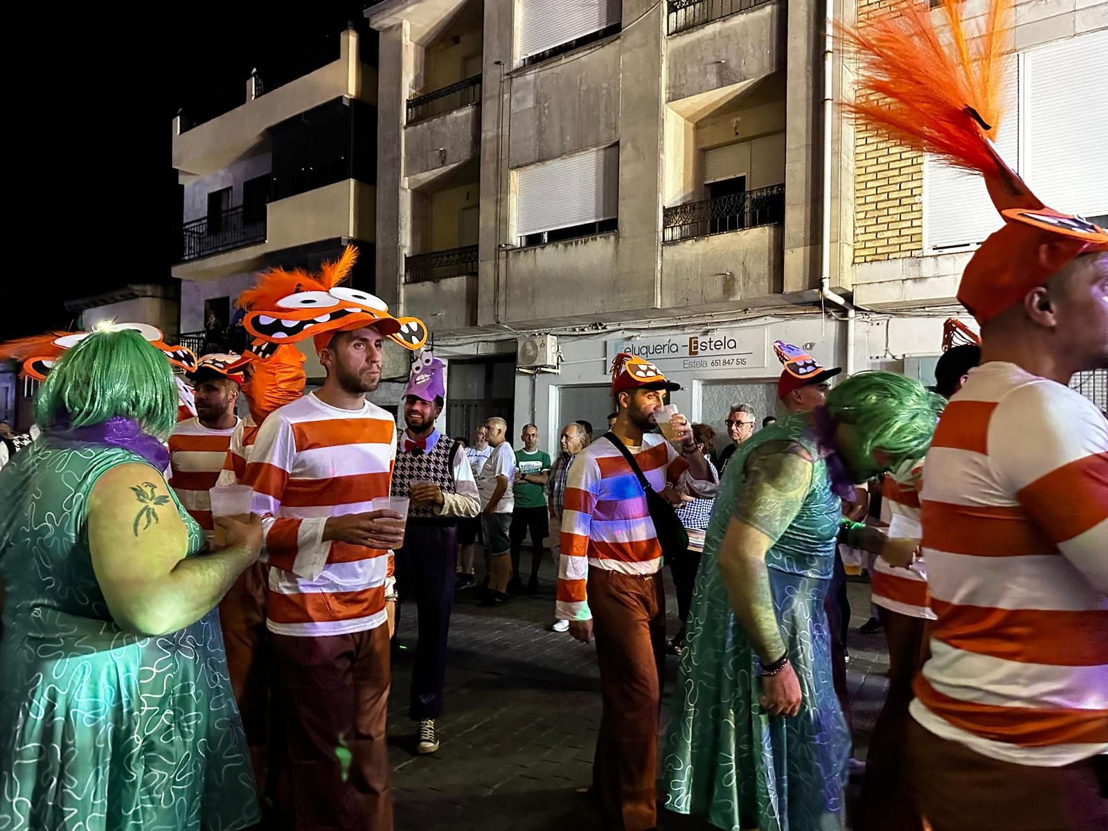 El desfile de carrozas de Aldeadávila vuelve a llenar de luz y color las calles en sus fiestas
