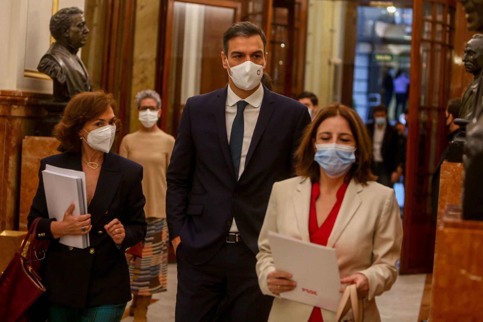 (I-D) La vicepresidenta primera del Gobierno, Carmen Calvo; el presidente del Gobierno, Pedro Sánchez; y la vicesecretaria General del PSOE, Adriana Lastra, a su llegada a una sesión plenaria en la