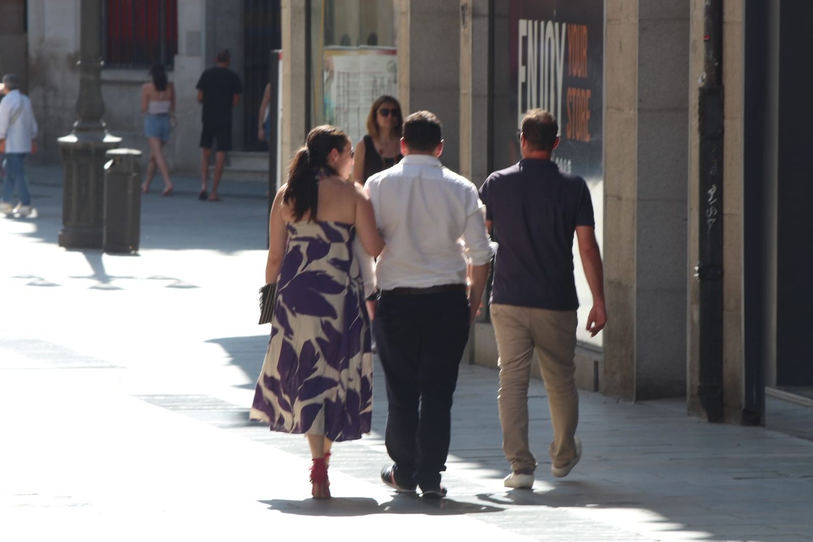 Gente paseando por las calles de Salamanca en verano Gente paseando por las calles de Salamanca en verano