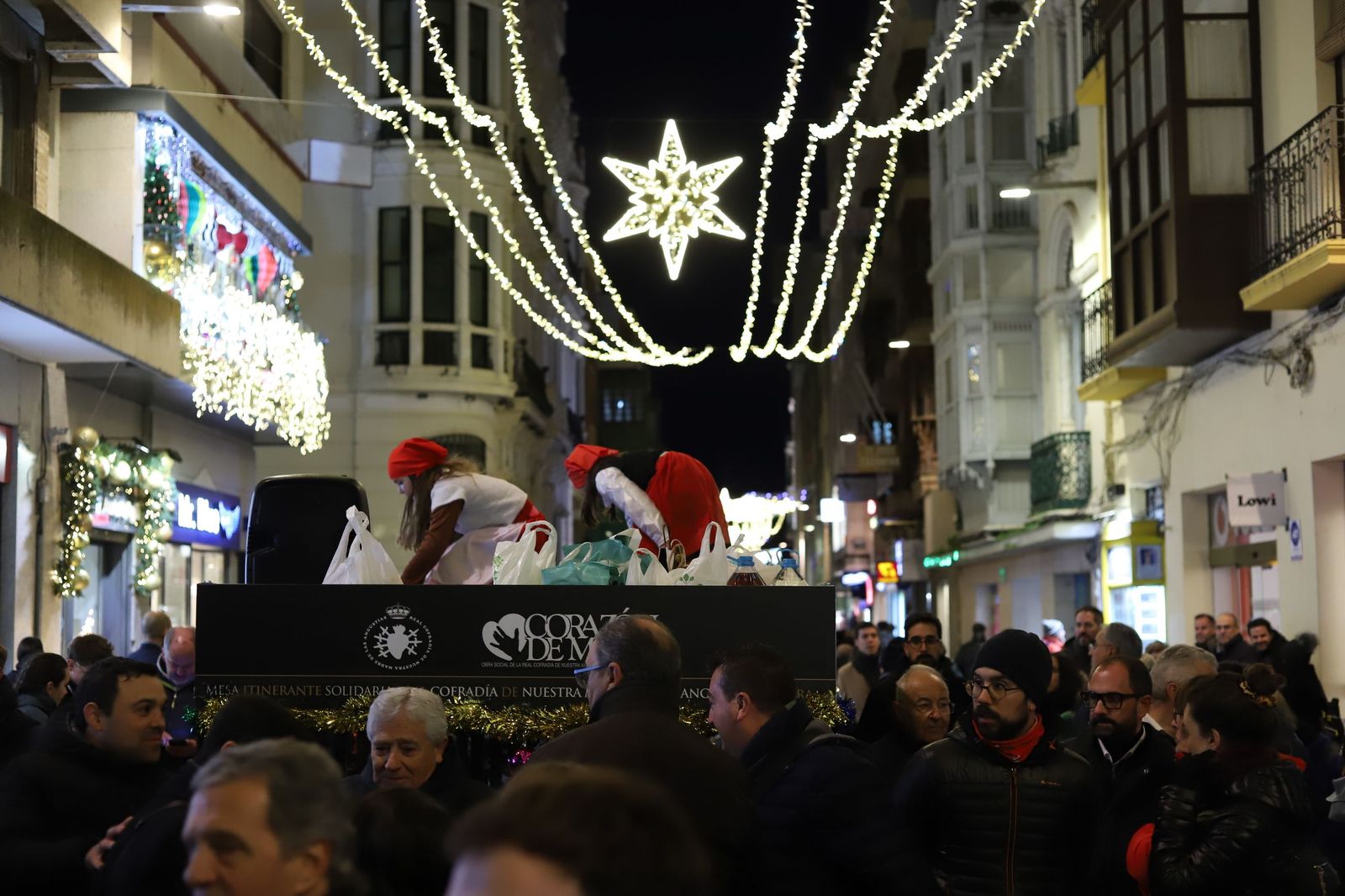 GALERÍA | La Cofradía de Nuestra Madre saca a las calles la Navidad más semanasantera y solidaria
