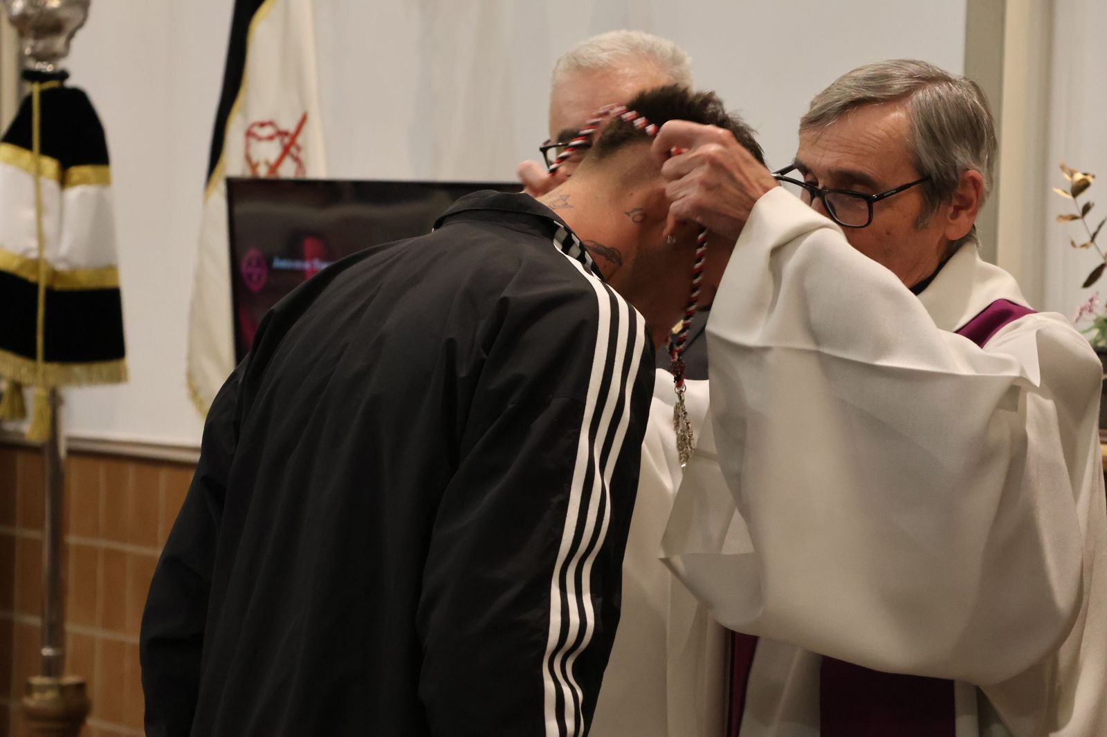 Entrada de nuevos hermanos de la Hermandad de Jesús en Su Tercera Caída (15).JPG