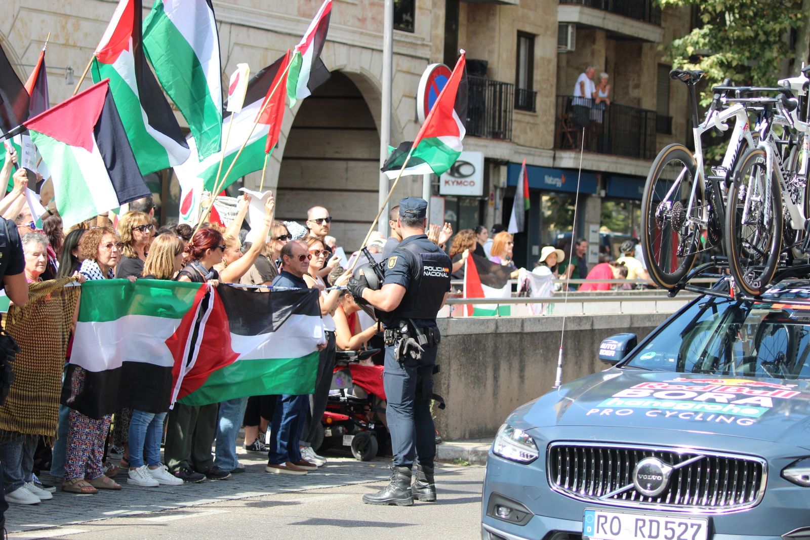 Protestas por Palestina al paso de la Vuelta Ciclista a España por Salamanca