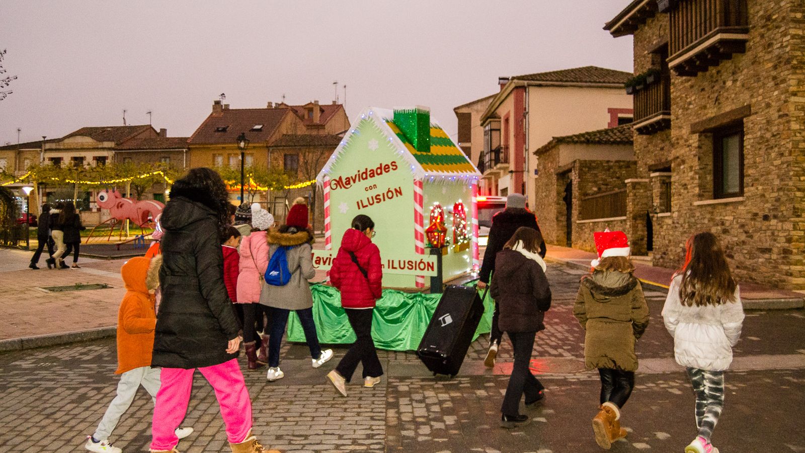 Varios niños paseando por las calles decoradas de Tábara