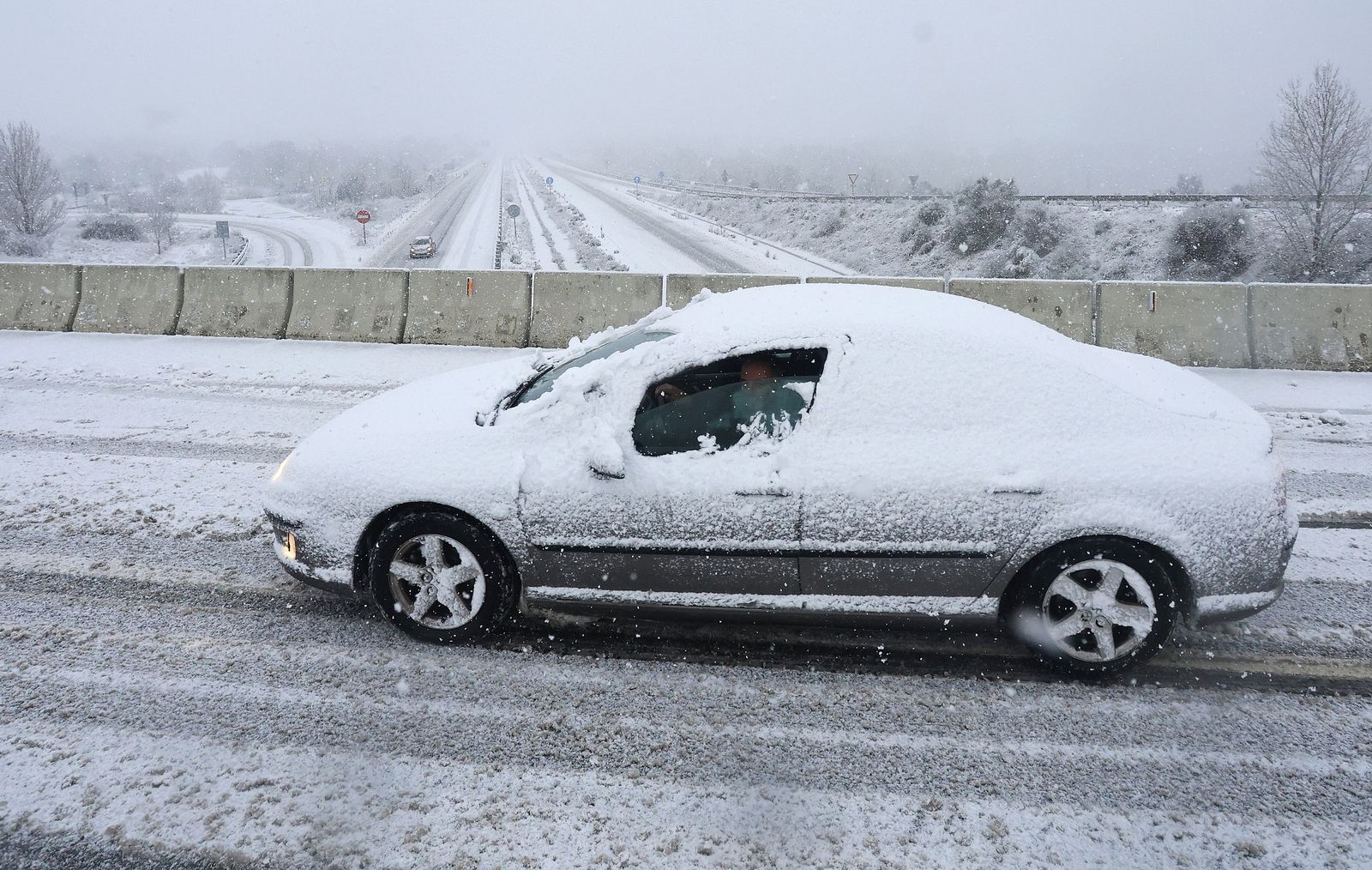 Nieve en la A-66, entre Guijuelo y Bejar