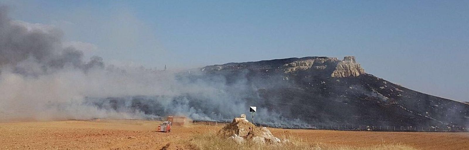 Un incendio tiñe de negro parte del histórico paraje de Los Arapiles
