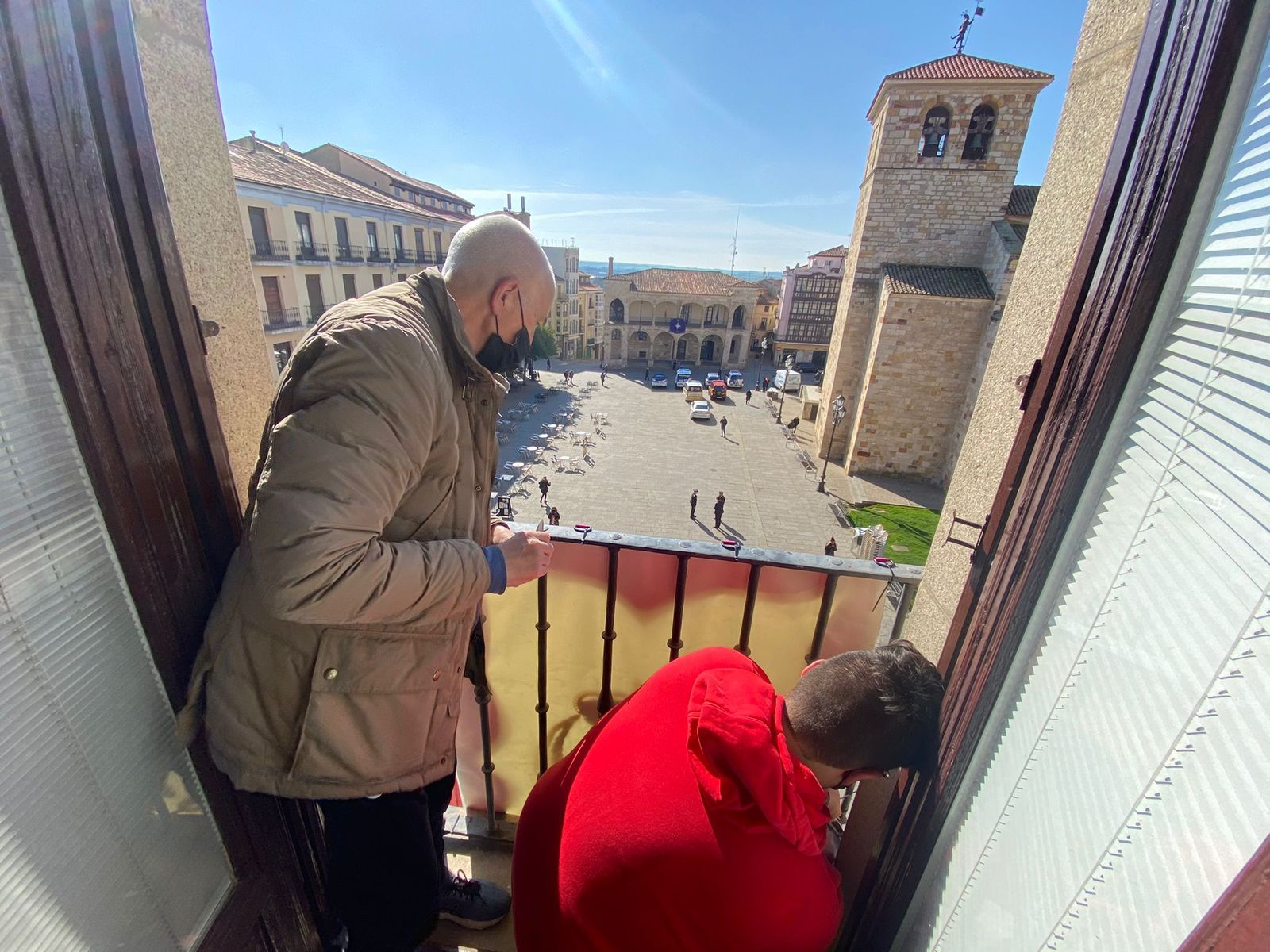 Reposteros de Semana Santa en la fachada del Ayuntamiento (3)