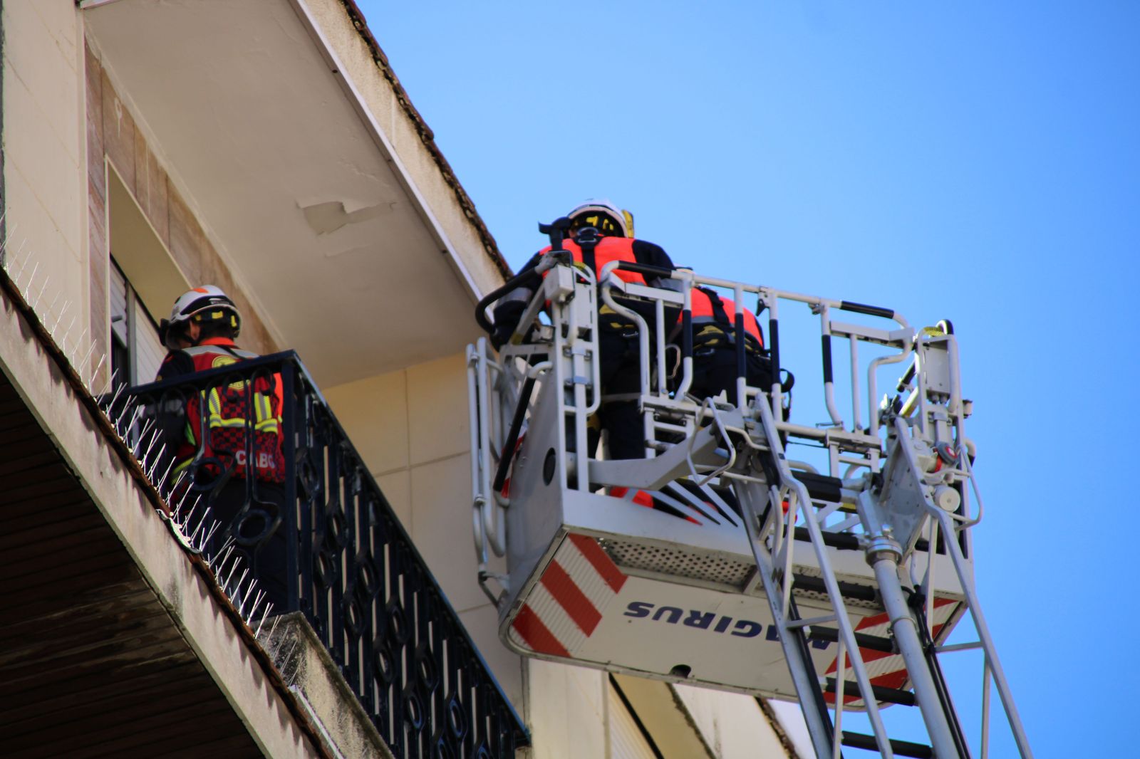 bomberos-comprueban-la-fachada-de-un-edificio-en-alvaro-gil-6