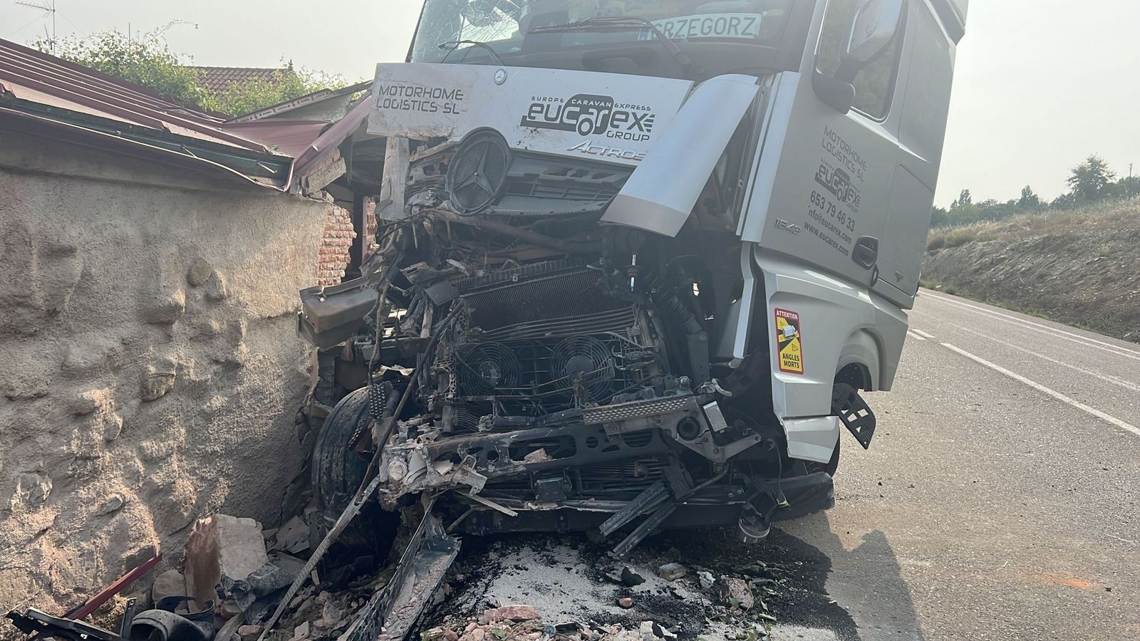 un-camion-se-empotra-contra-una-vivienda-en-la-carretera-de-aldealengua-3