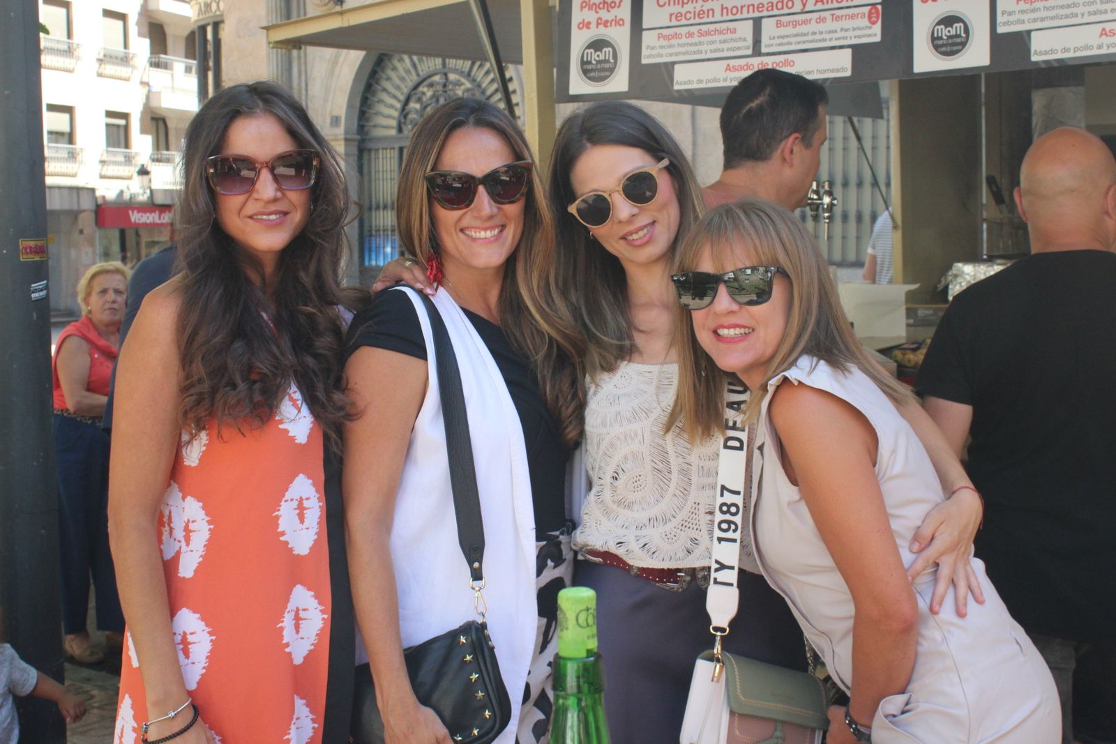 Ambiente en la Feria de Día en el mediodía de este sábado