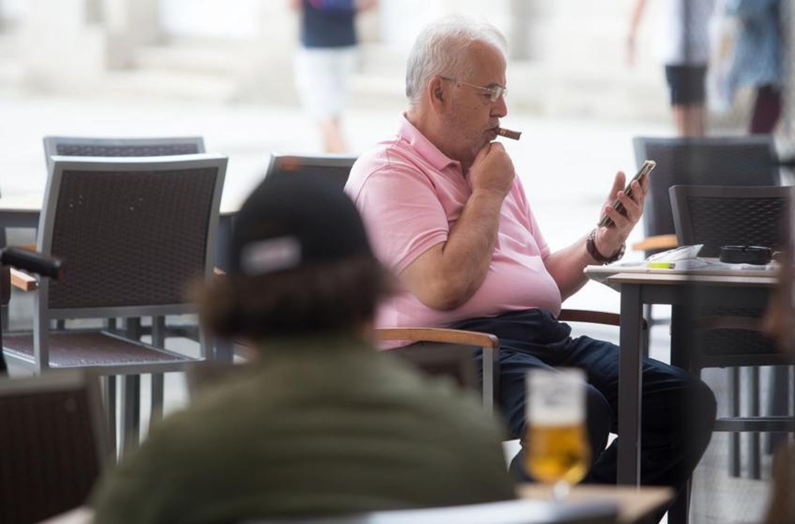 Hombre fumando en una terraza. FOTO EP