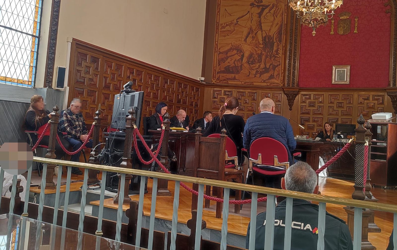 Crimen del Lago | Uno de los acusados prestando declaración, mientras los otros dos permanecen en un lateral de la sala