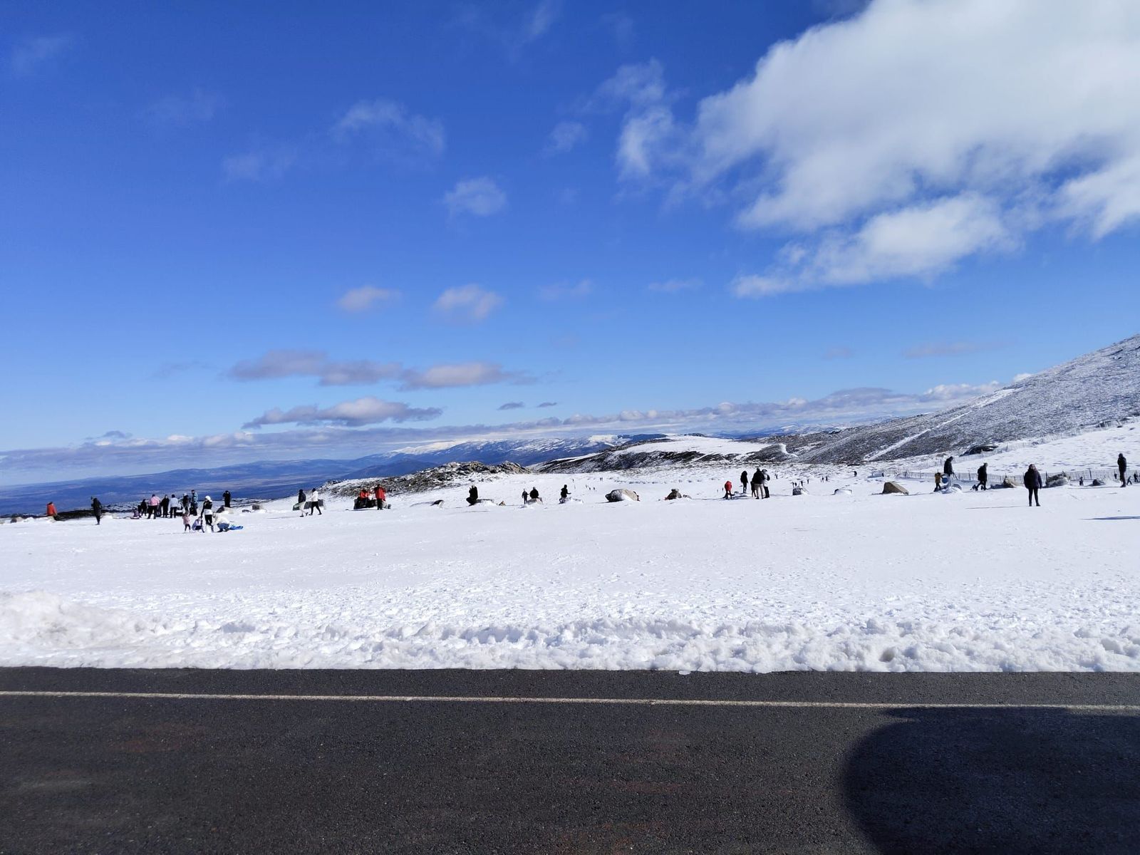 Archivo: Gente disfrutando con trineos en La Covatilla