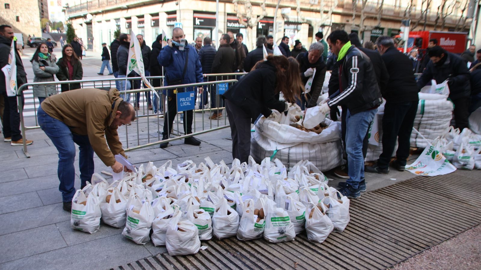 Reparto de 4.000 kg de patatas