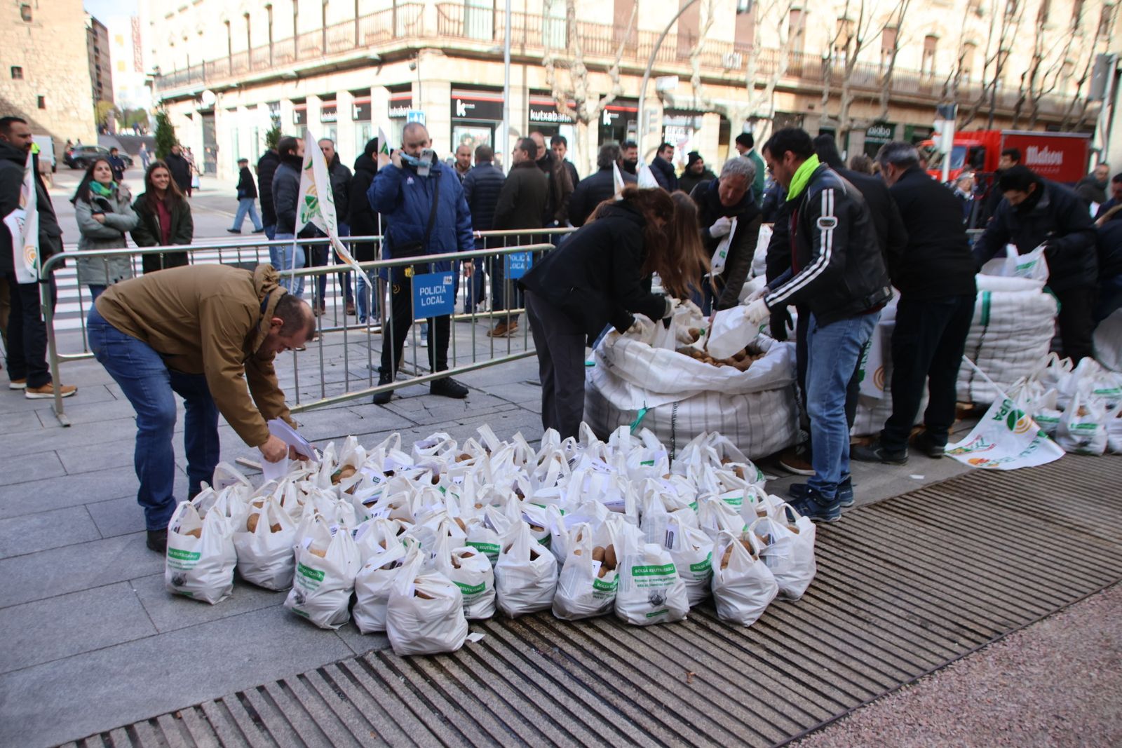 Reparto de 4.000 kg de patatas