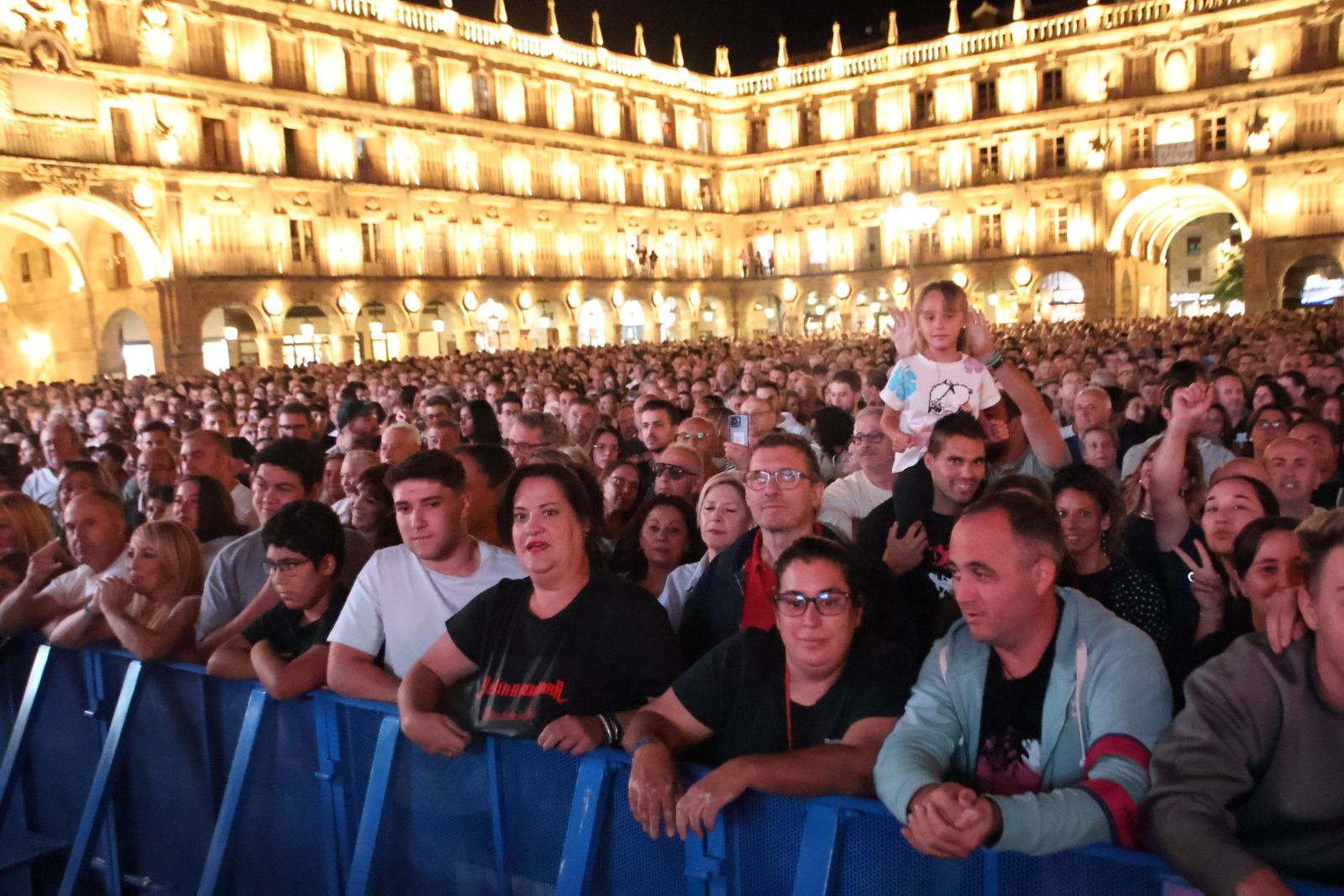 Medina Azahara hace vibrar a la Plaza Mayor de Salamanca con su eterno y emblemático rock