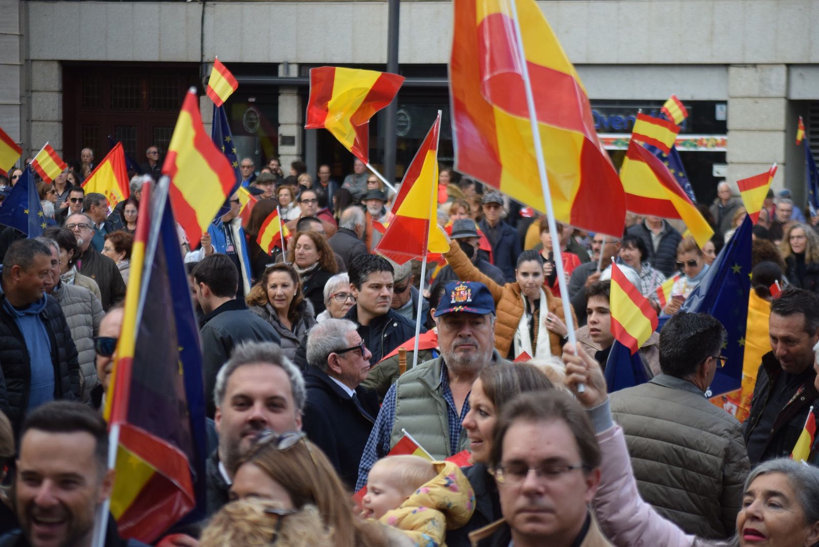 concentracion-del-pp-contra-la-amnistia-15