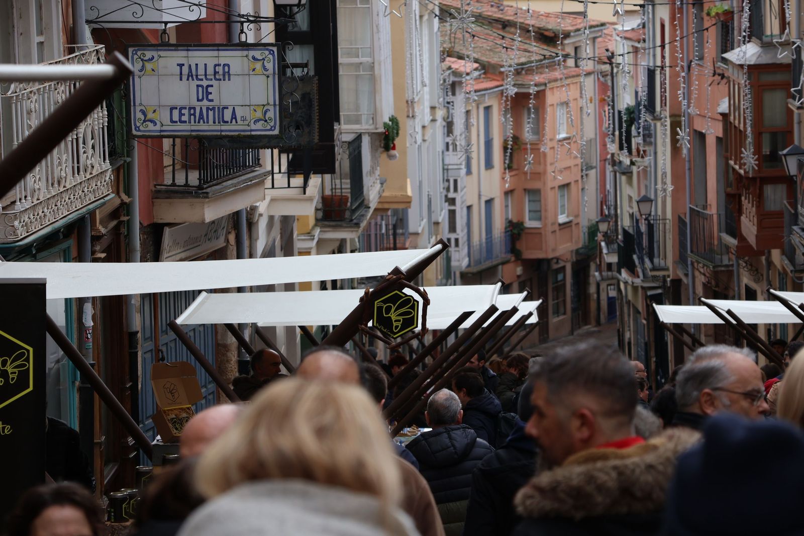 GALERÍA | El mercado de artesanos en la calle Balborraz como escaparate del producto local