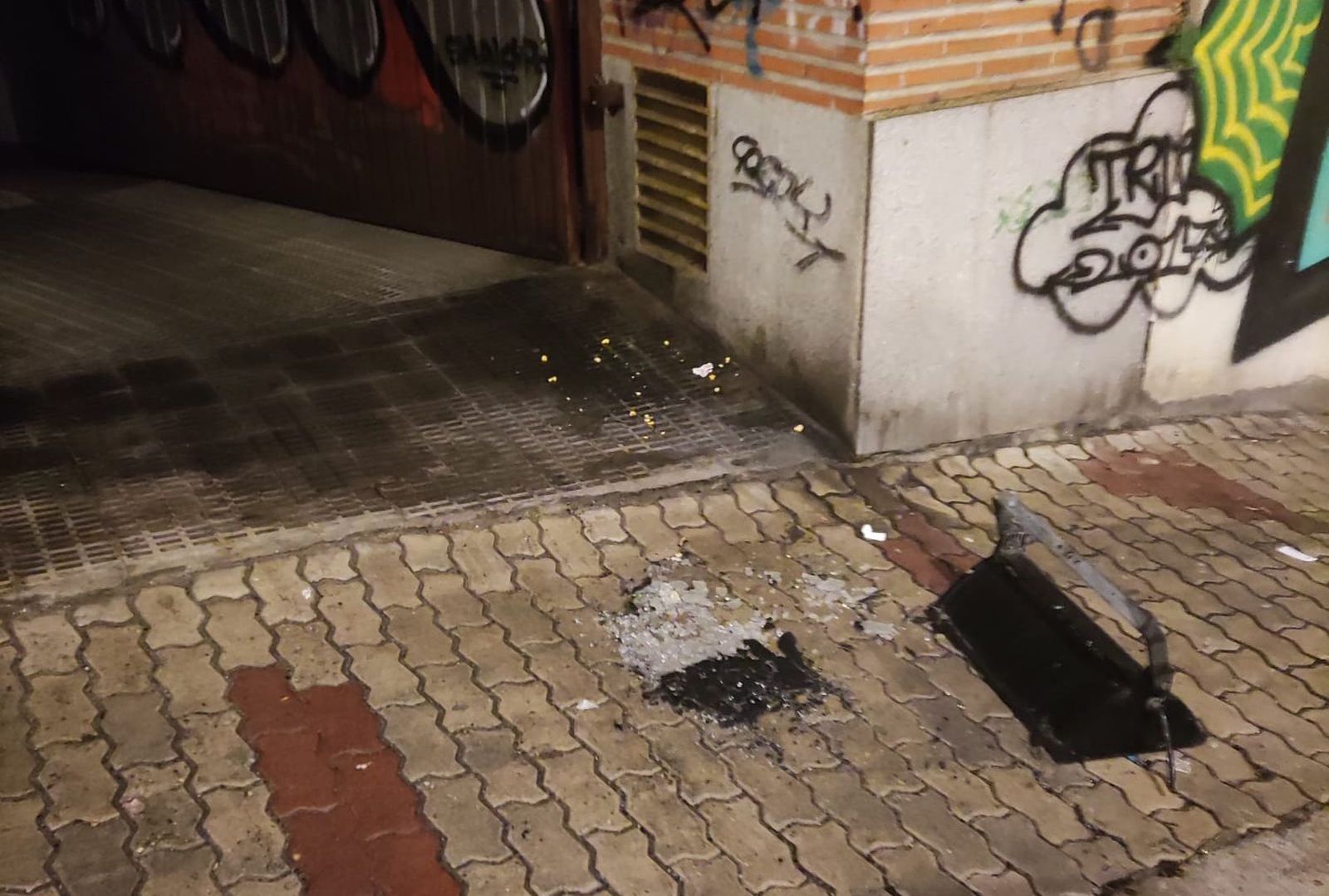 Farola destrozada en Cardenal Cisneros. RRSS