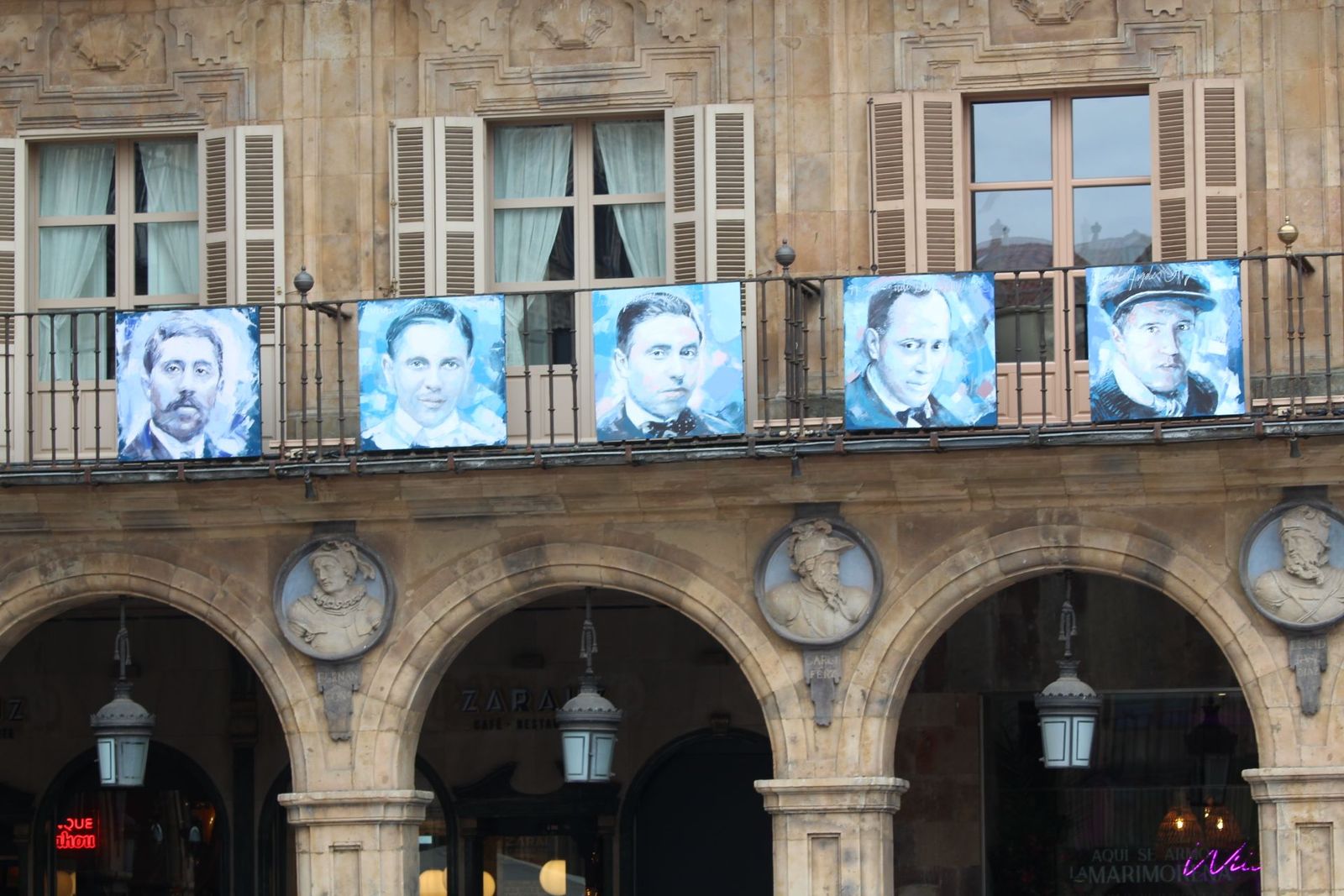 GALERÍA | Original homenaje al escritor Federico García Lorca en la Plaza Mayor 