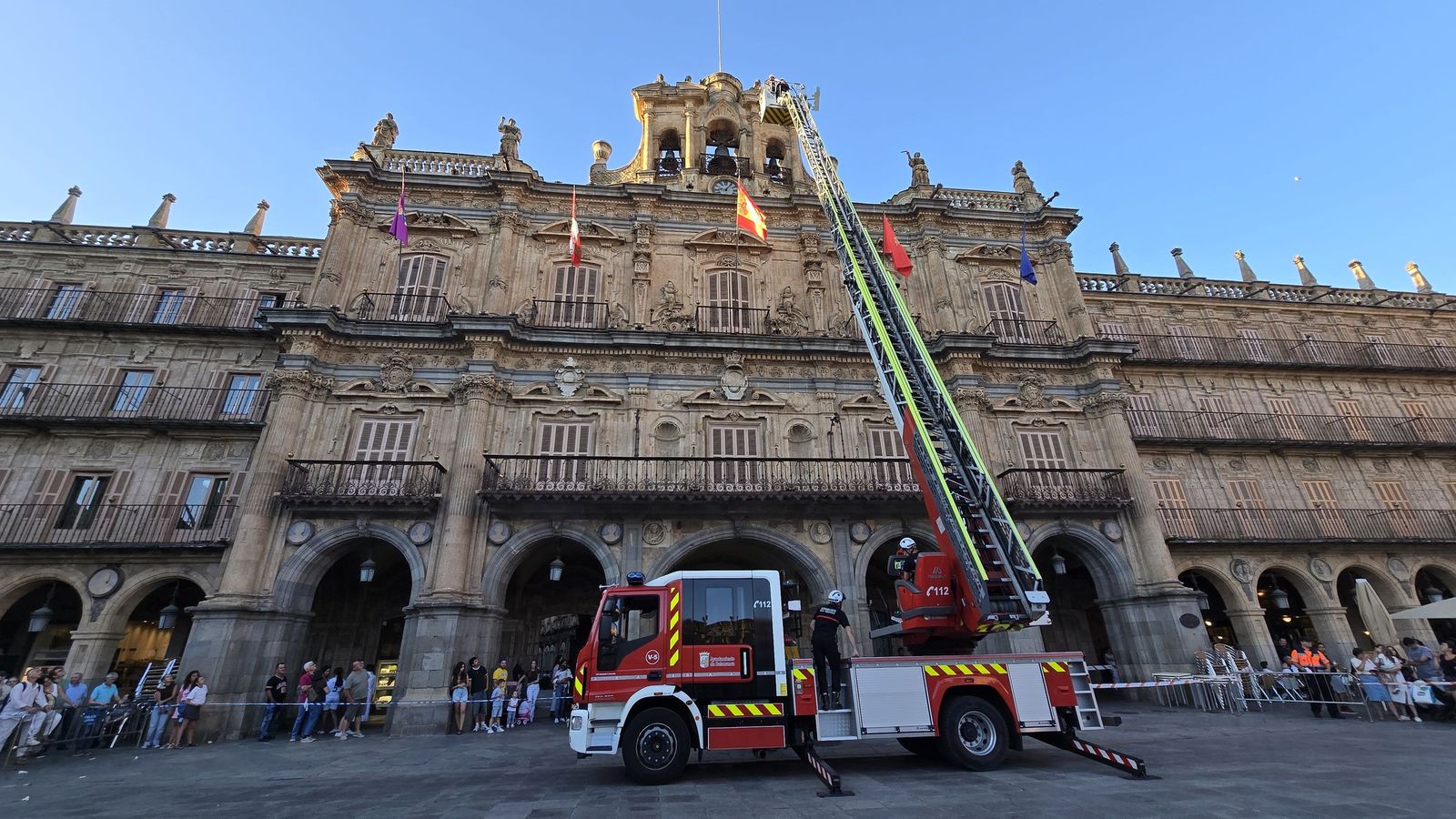 El alcalde de Salamanca, Carlos García Carbayo, y miembros de la Corporación Municipal asisten al tradicional acto de colocación de La Mariseca El alcalde de Salamanca, Carlos García Carbayo, y miembros de la Corporación Municipal asisten al tradicional acto de colocación de La Mariseca