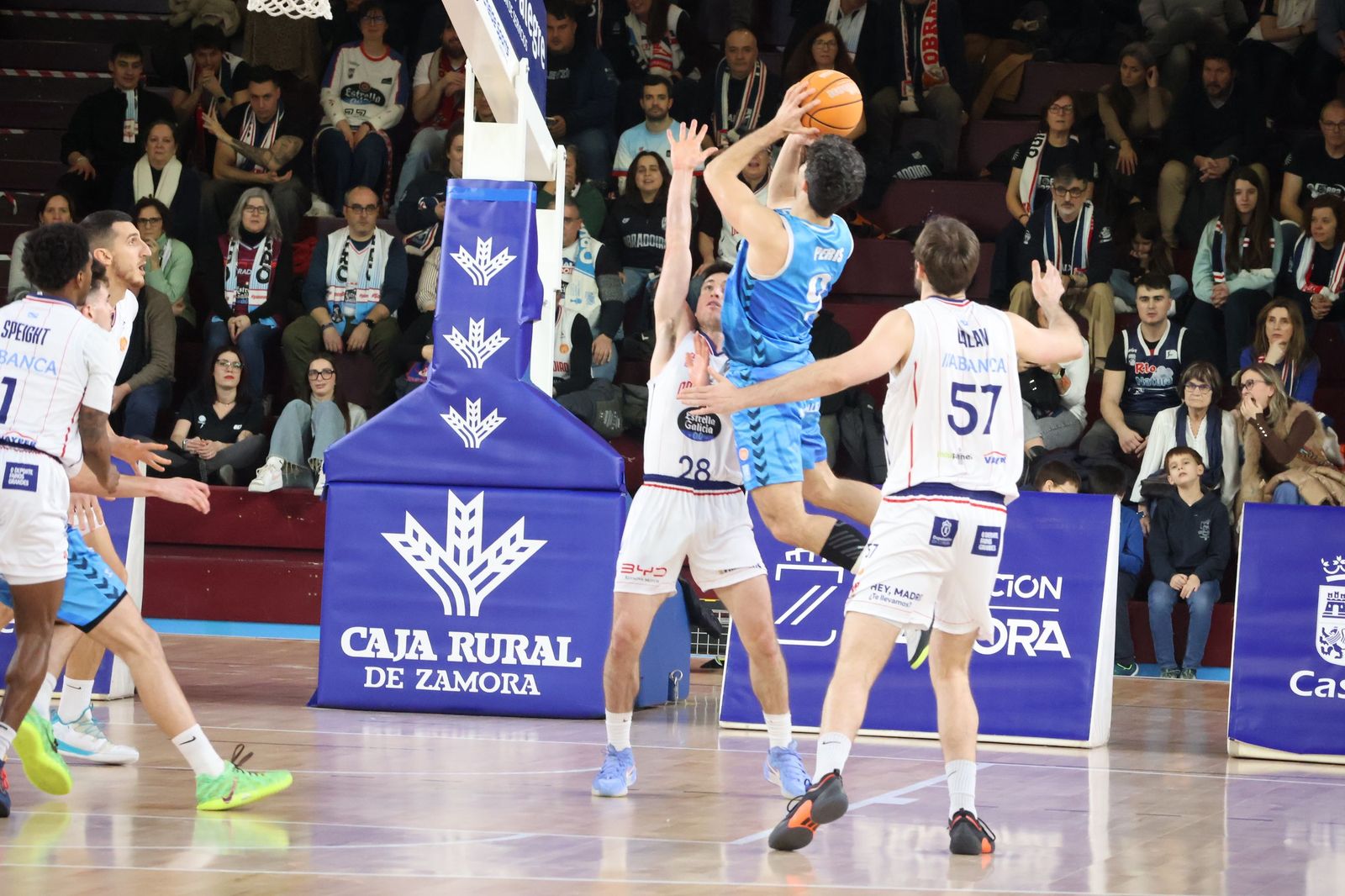 GALERÍA | Revive en imágenes el encuentro entre el CB Zamora y el Obradoiro