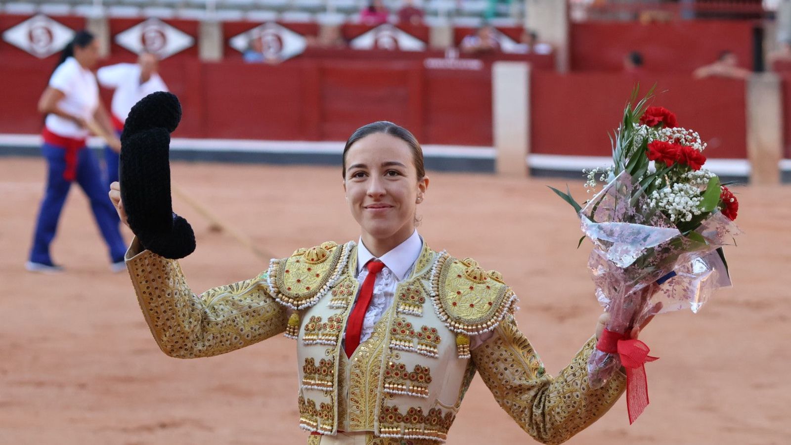 Raquel Martín dando la vuelta al ruedo en la novillada de Antonio Palla en La Glorieta, en la feria de 2024, con el vestido del sastre Justo Algaba
