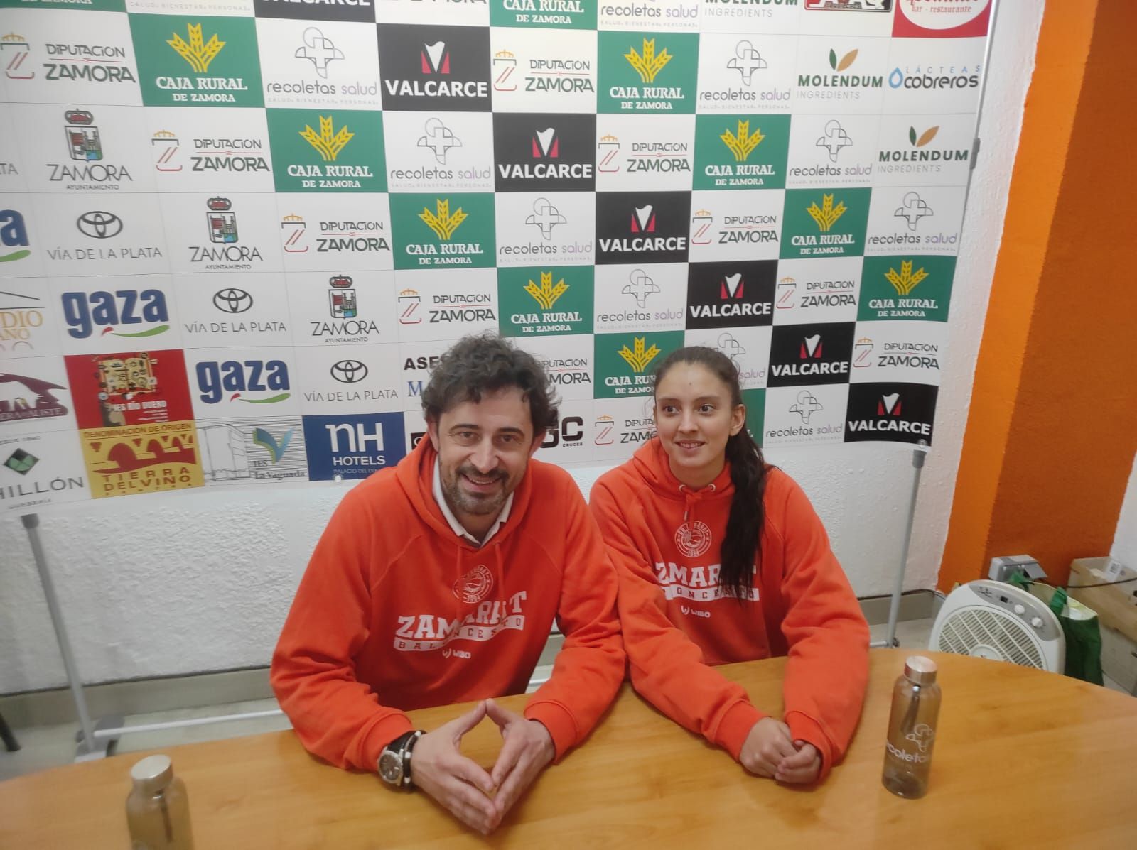 Davinia en rueda de prensa previa con Ricardo Vasconcelos.