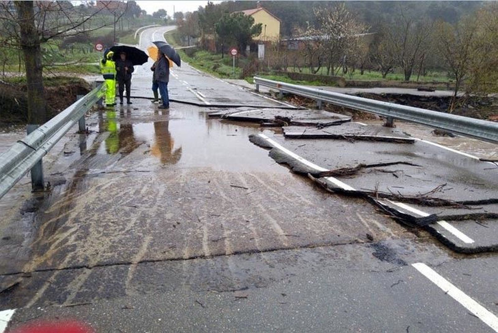 Imagen de archivo de una carretera afectada por las lluvias