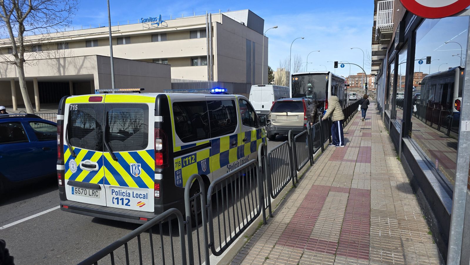 Choque entre un turismo y un bus urbano en la Calle Jamaica