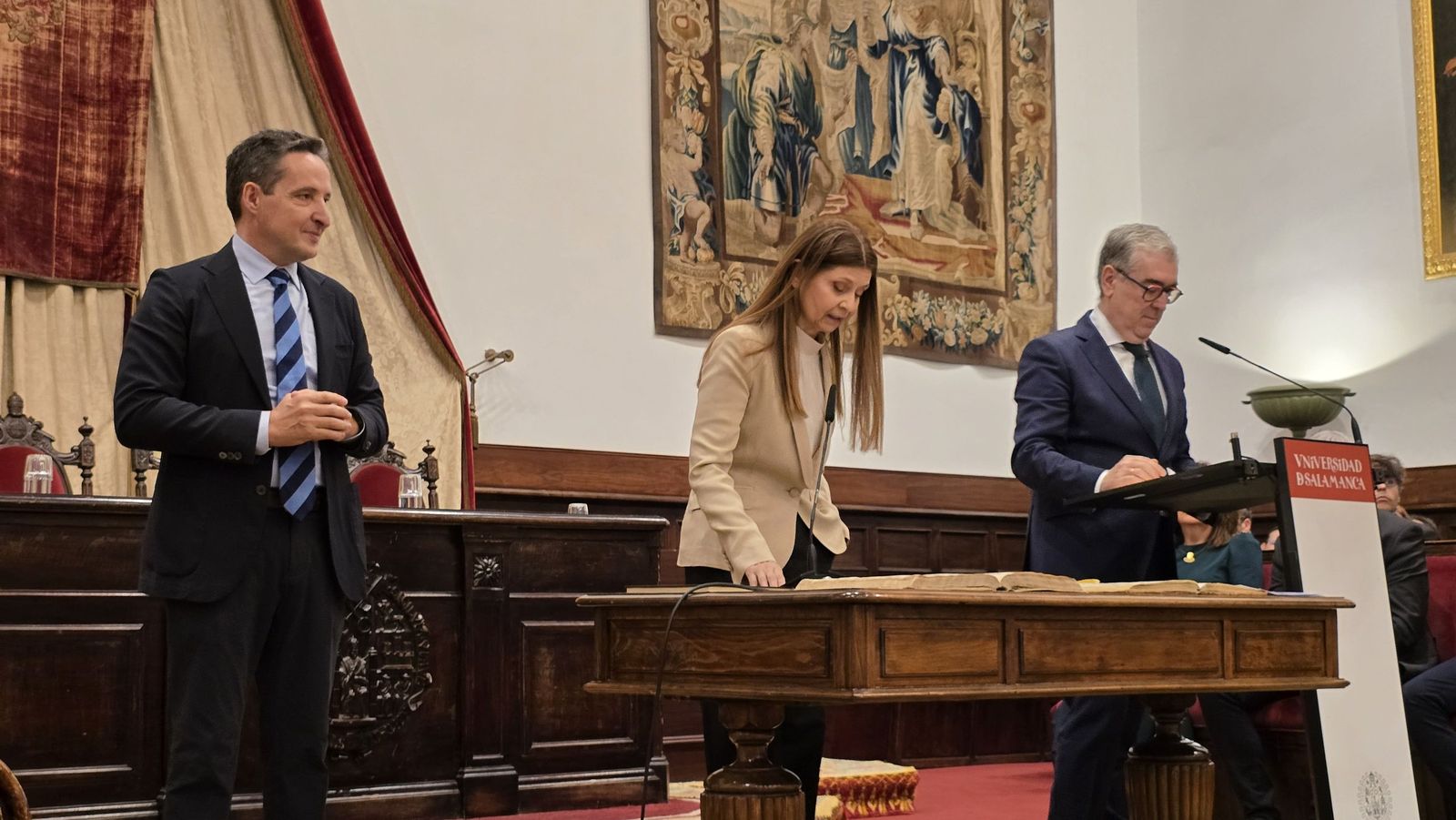 El rector de la Universidad de Salamanca preside el acto de toma de posesión de nuevos cargos académicos y del personal docente e investigador
