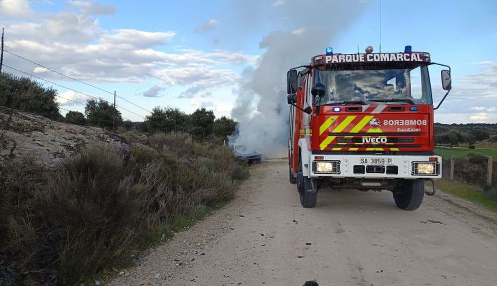 Un vehículo en llamas moviliza a los bomberos en Monlera 