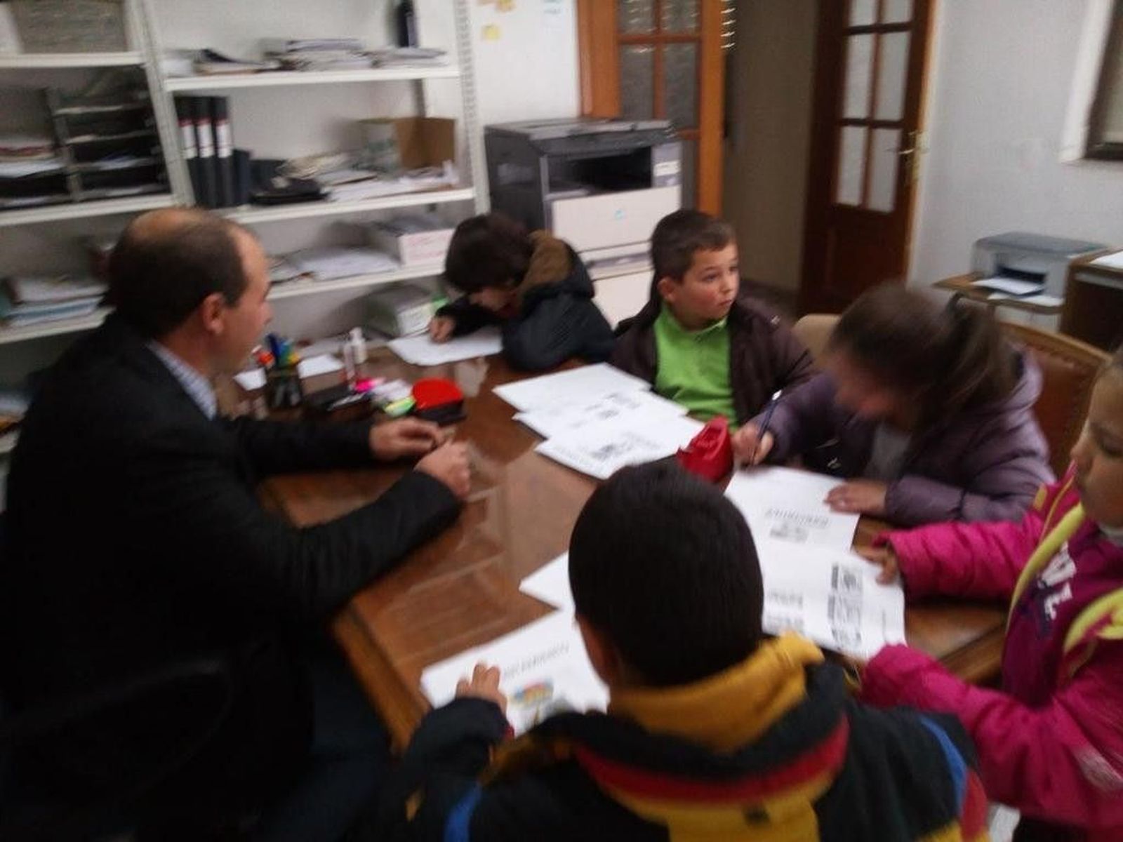 Los alumnos del CRA El Altozano visitan al alcalde de la villa