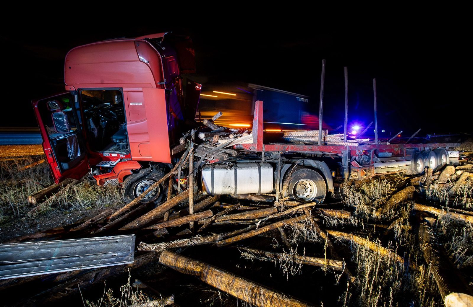 accidente-multiple-en-a-a-62-tras-el-vuelco-de-un-camion-de-madera-foto-vicente-ical-6